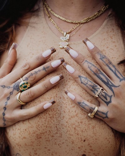 LAZOWI - PLAYBOY - © Chapters