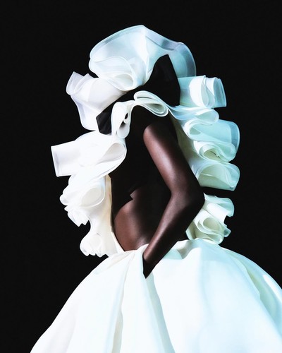 VALENTINO BACKSTAGE - © Chapters